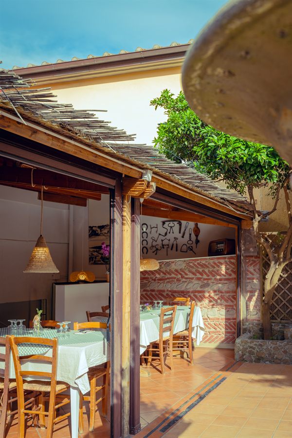 Esterno del ristorante con piante e tavoli