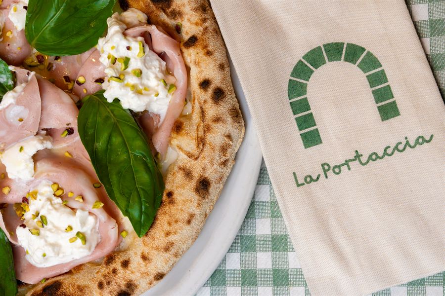 Pizza servita con tovagliolo La Portaccia