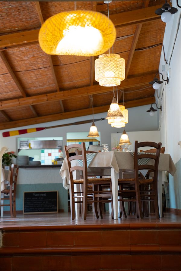Sala interna con tavoli e lampade